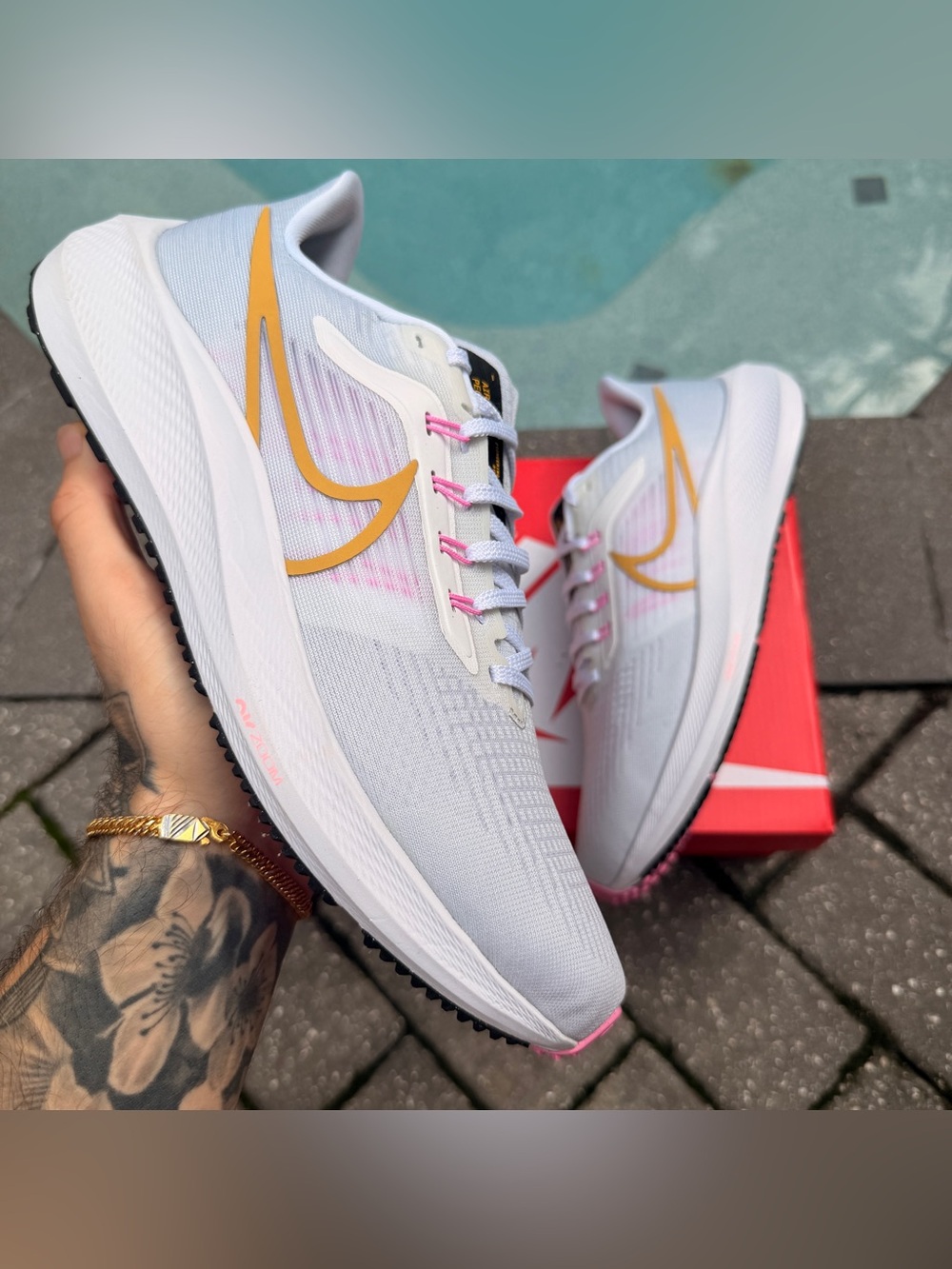 NIKE WOMEN’S AIR ZOOM PEGASUS 39 SNEAKERS WHITE/GOLD/PINK DH4072-104